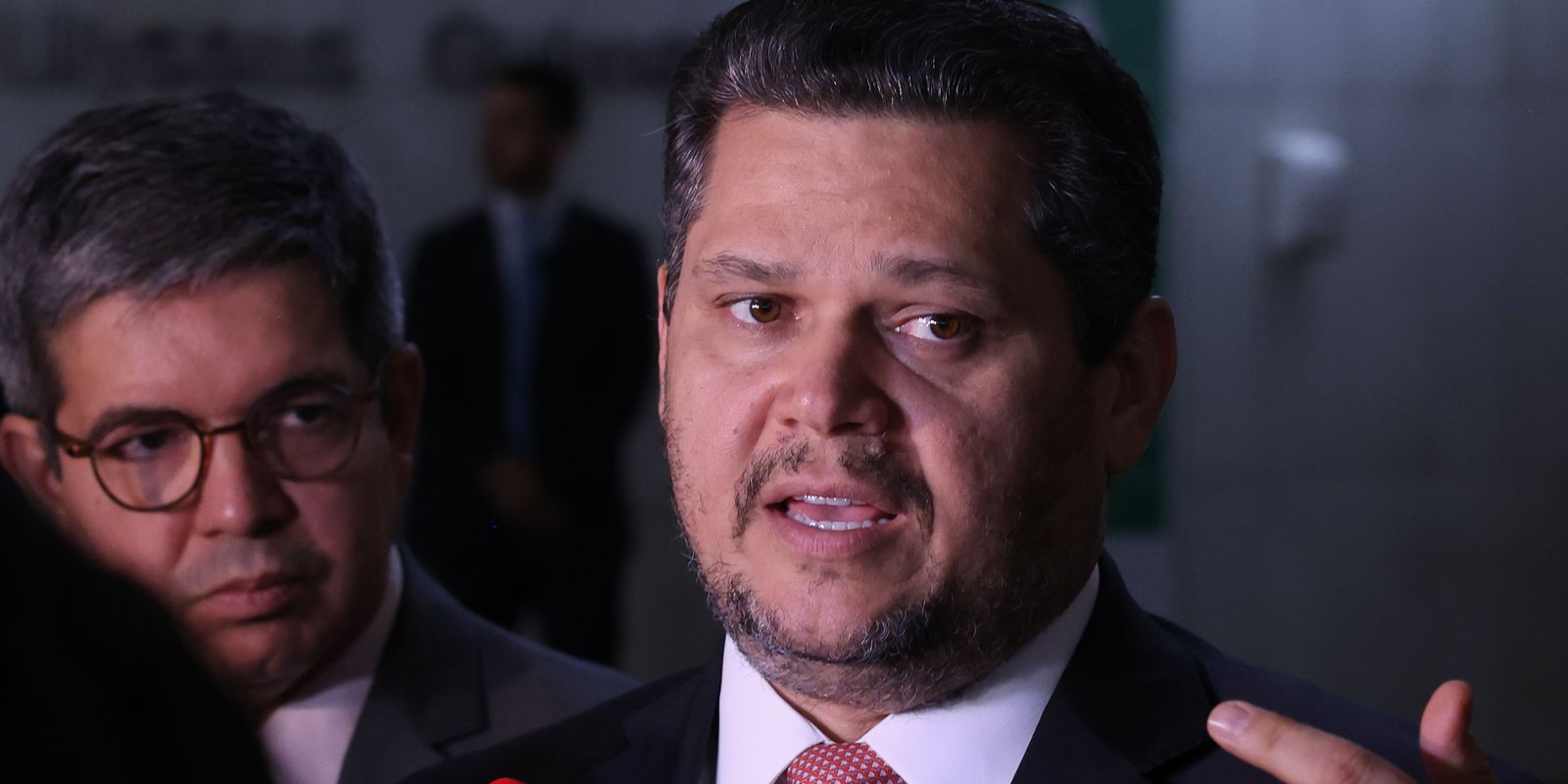 Davi Alcolumbre mantém tramitação da PEC 6x1 paralisada no Senado