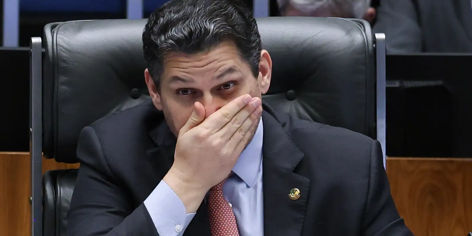 Davi Alcolumbre mantém silêncio sobre a PEC da jornada de trabalho, enquanto o Senado debate propostas
