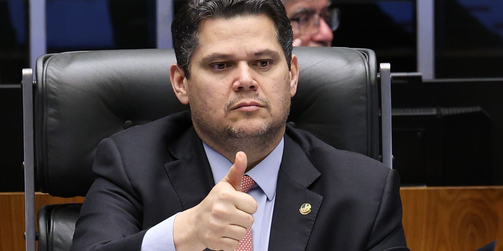 Alcolumbre defende tramitação da PEC 6x1 por comissões no Senado