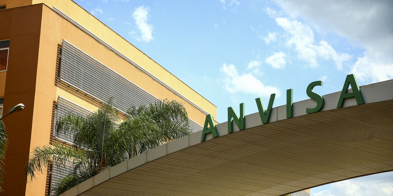 Anvisa suspende medicamentos para hipertensão e câncer de mama após desvio de qualidade
