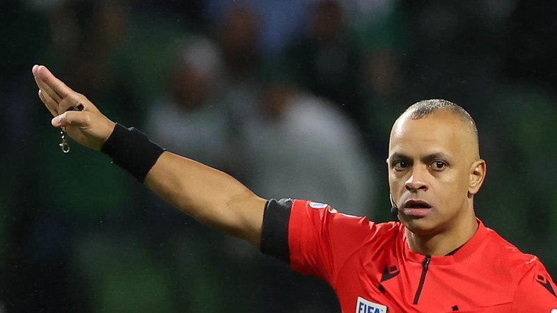 Árbitro brasileiro escalado para a Copa do Mundo de 2026 tem perfil derrubado nas redes sociais