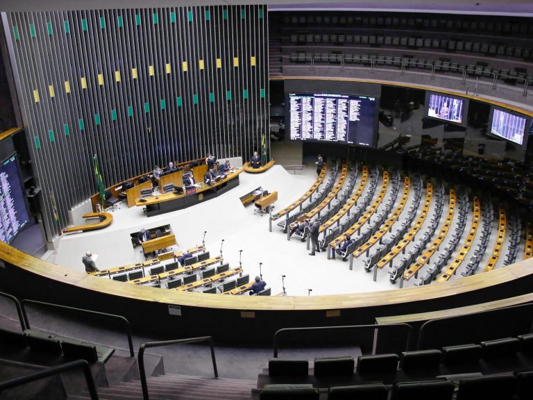 Câmara dos Deputados agenda votação de propostas sobre combate ao feminicídio, preço de combustíveis e suplementos alimentares
