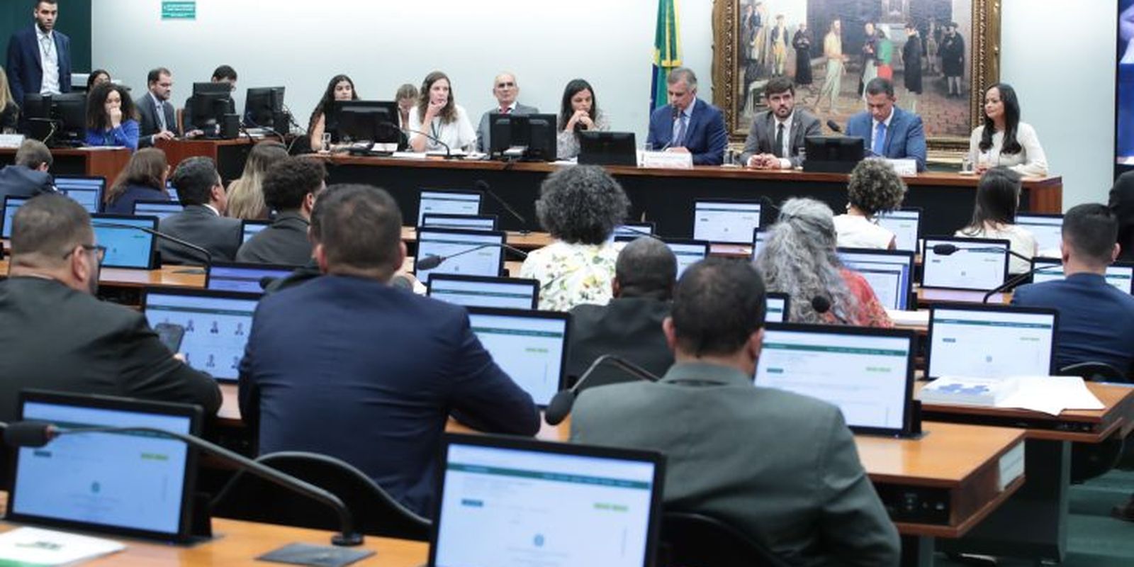 CCJ da Câmara adia votação da PEC sobre redução da maioridade penal