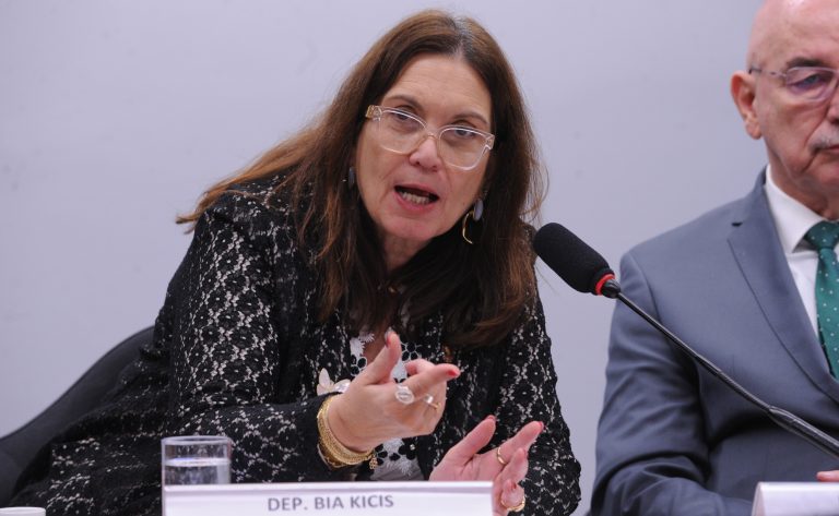 Câmara aprova proposta para intensificar conscientização sobre fibromialgia e instituir campanha Maio Roxo