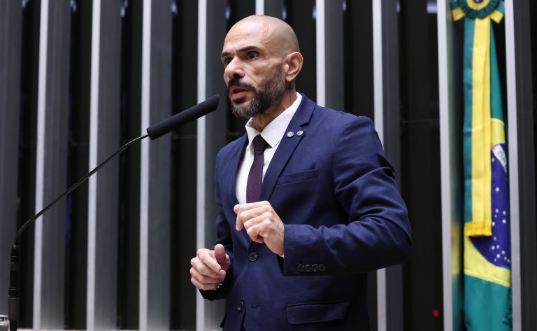 Câmara dos Deputados aprova projeto que criminaliza a expulsão de moradores por facções