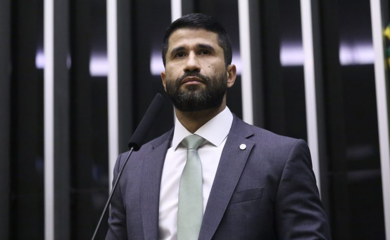 Comissão da Câmara aprova reconhecimento de certificação de bombeiro mergulhador para mergulho profissional