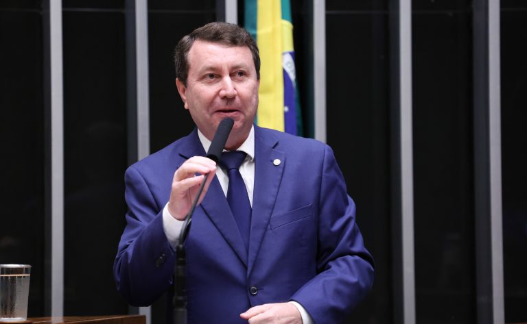 Comissão da Câmara aprova projeto que fortalece direitos do consumidor em serviços de Inteligência Artificial