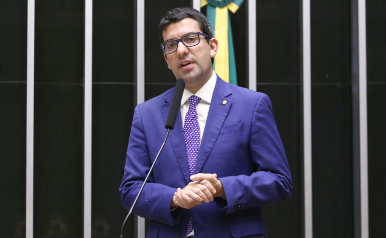 Comissão da Câmara aprova redução gradual de microplásticos em cosméticos e produtos de higiene pessoal