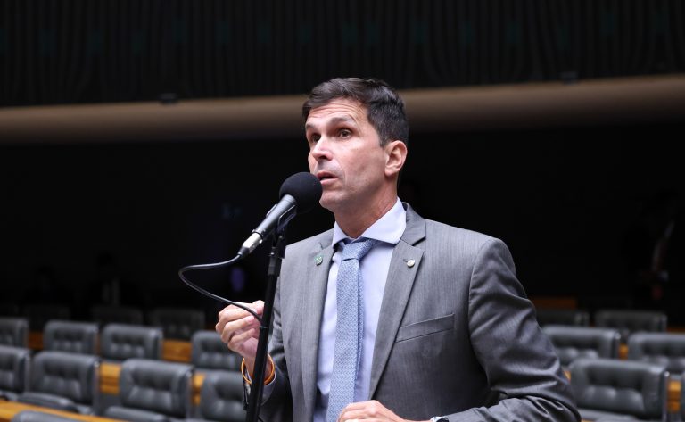 Comissão da Câmara aprova regras nacionais de segurança para escolas de natação infantil