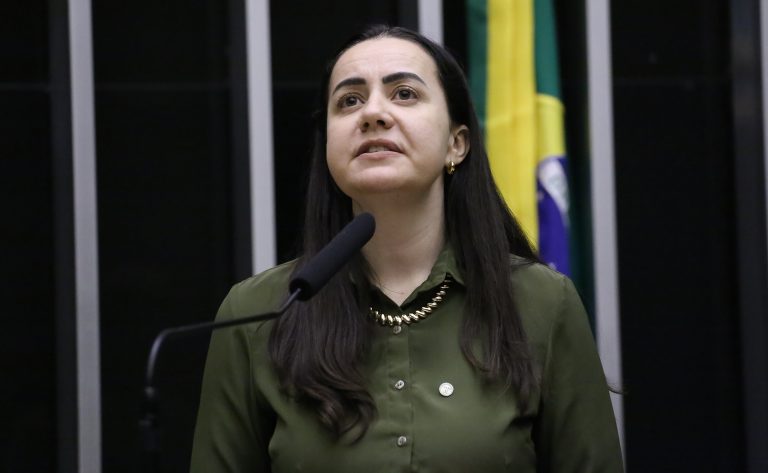 Comissão de Educação aprova exigência de noções de Libras para gestores escolares