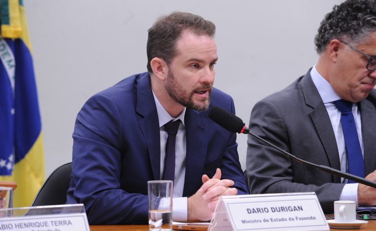 Ministro Dario Durigan detalha políticas fiscais e econômicas na Câmara dos Deputados