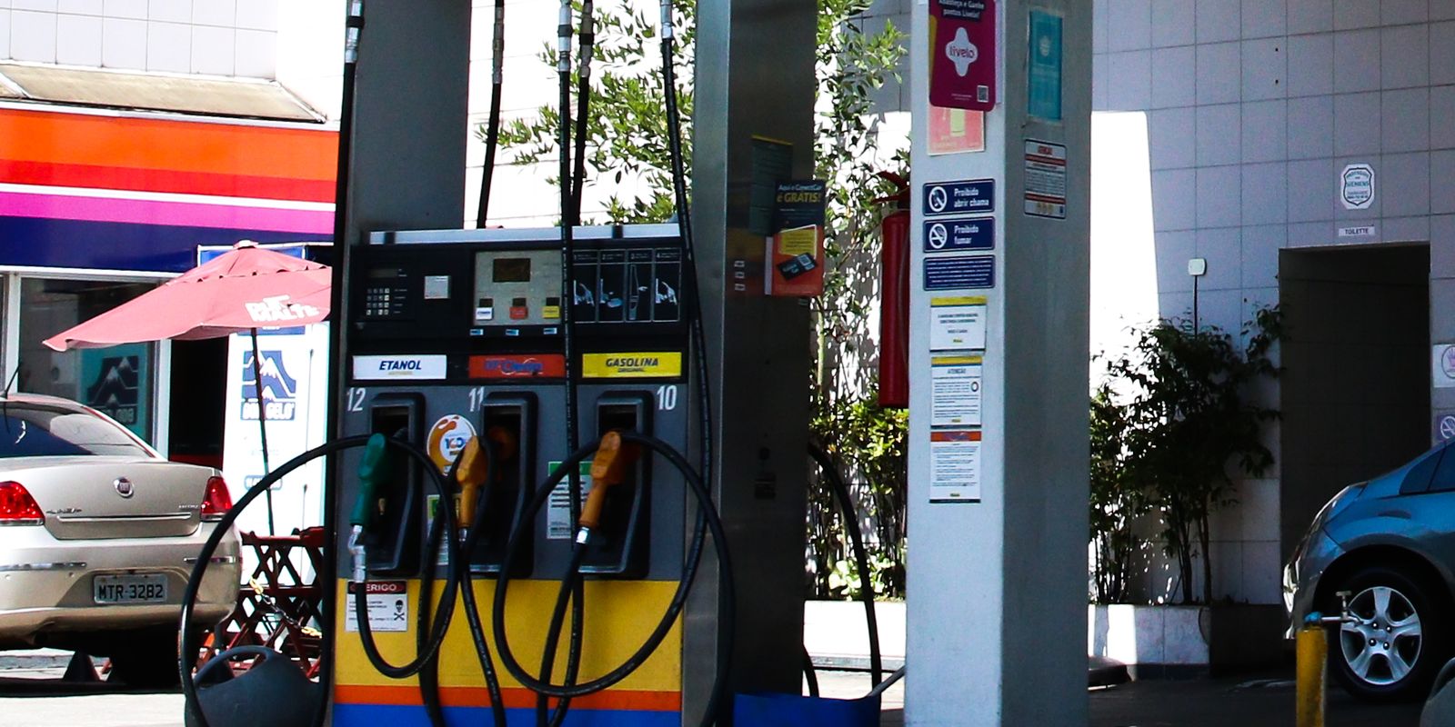 Preço da gasolina recua em maio impulsionado pela concorrência do etanol e subvenção governamental