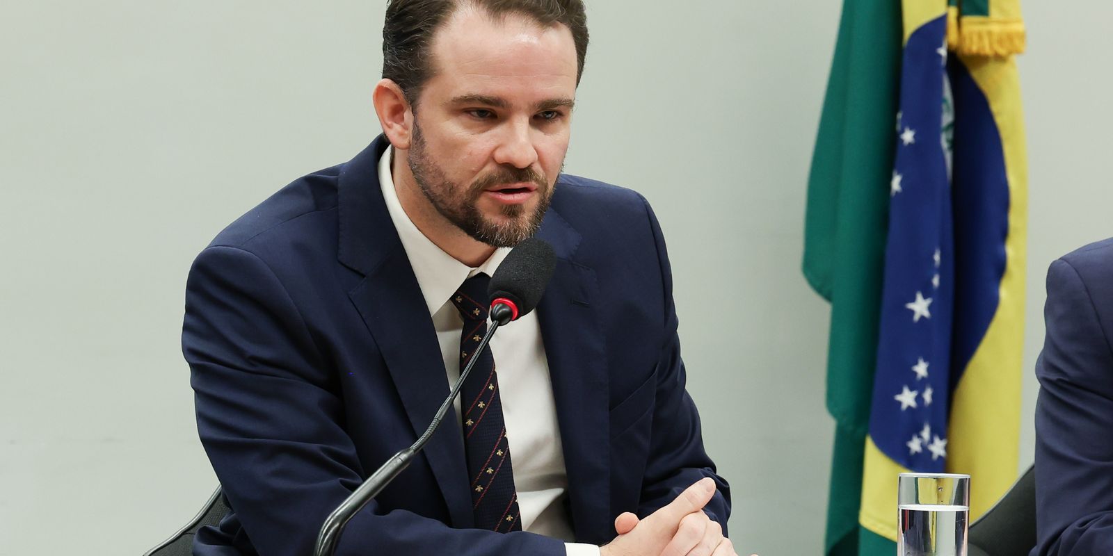 Ministro Durigan critica PEC que concede autonomia financeira ao Banco Central, alertando para a criação de um 