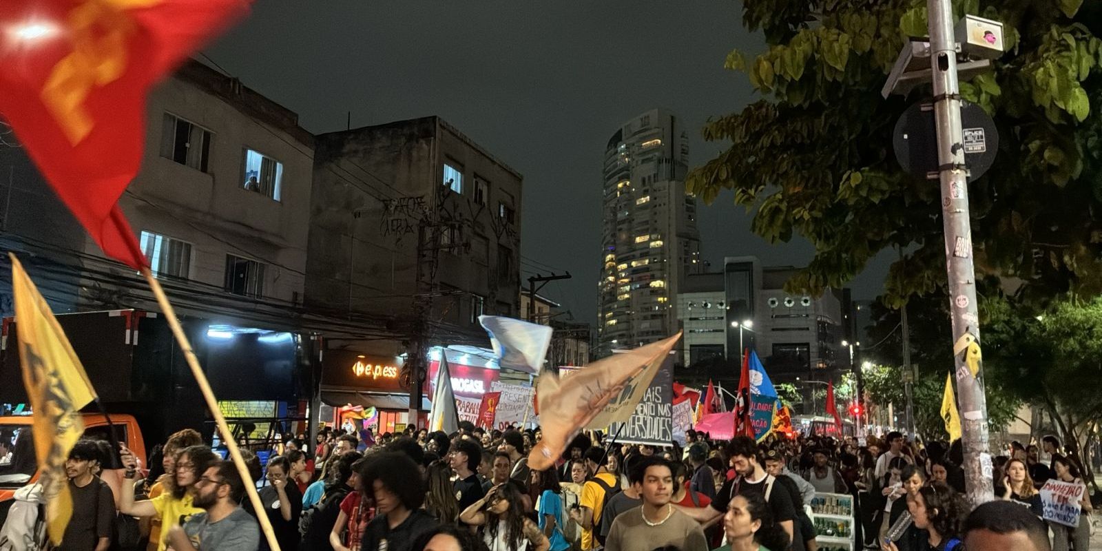 Estudantes de SP protestam contra cortes e pedem mais recursos para universidades