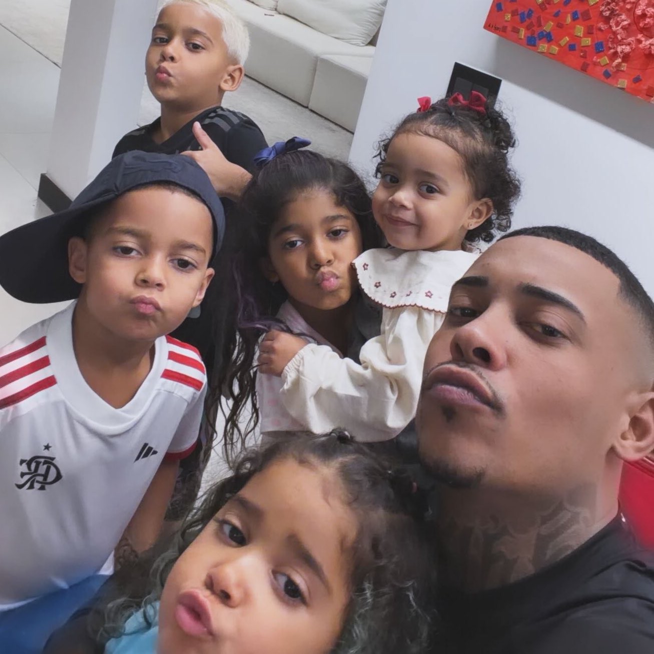 MC Poze do Rodo reúne seis filhos em foto inédita após saída da prisão
