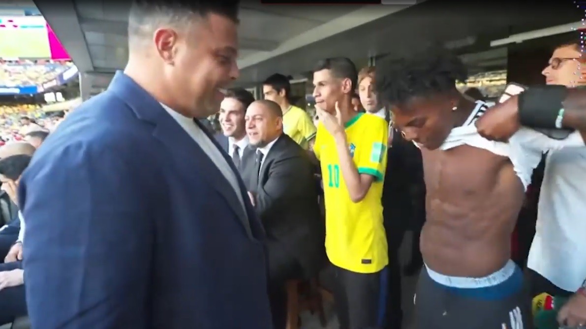 Influenciador Speed exibe físico natural para Ronaldo durante jogo do Brasil