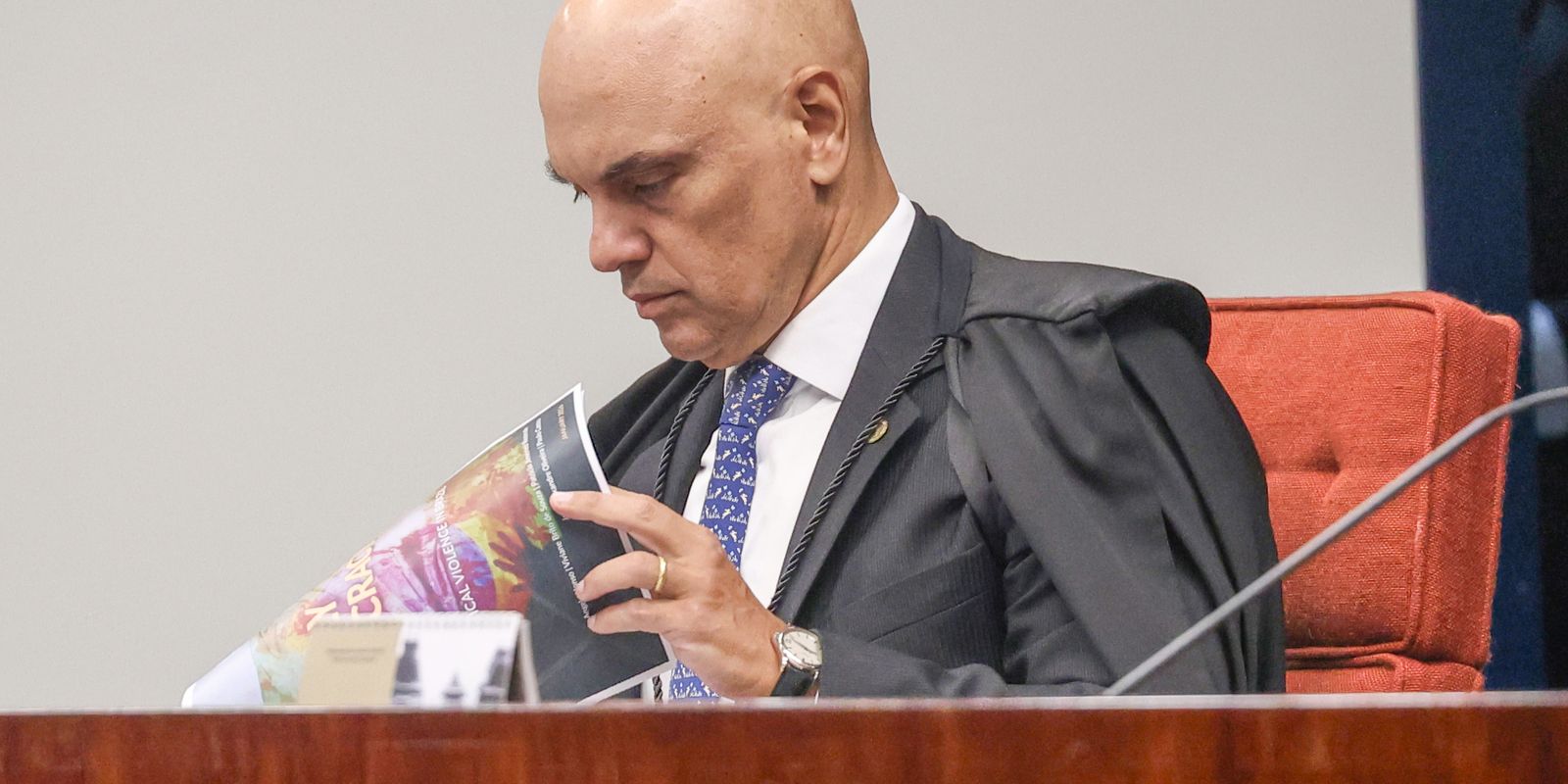 Moraes concede prazo para Bolsonaro explicar arma apreendida em blitz