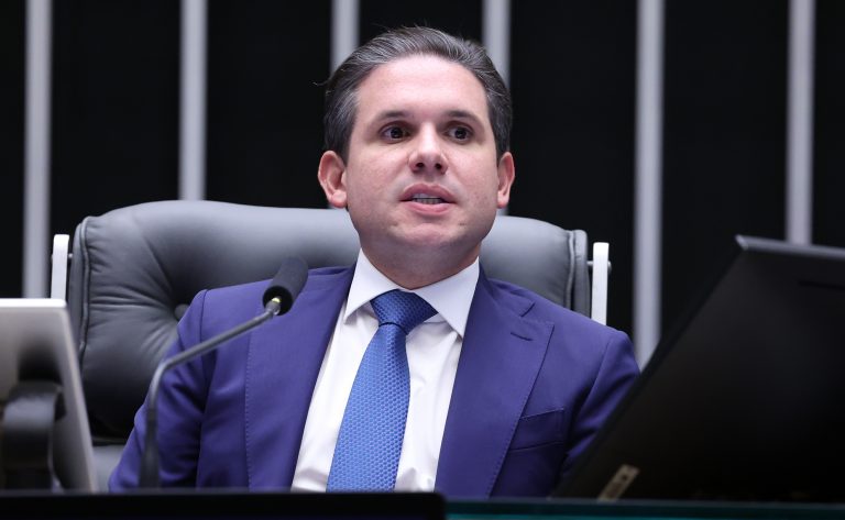 Hugo Motta recebe projeto do governo para elevar limite de faturamento do MEI