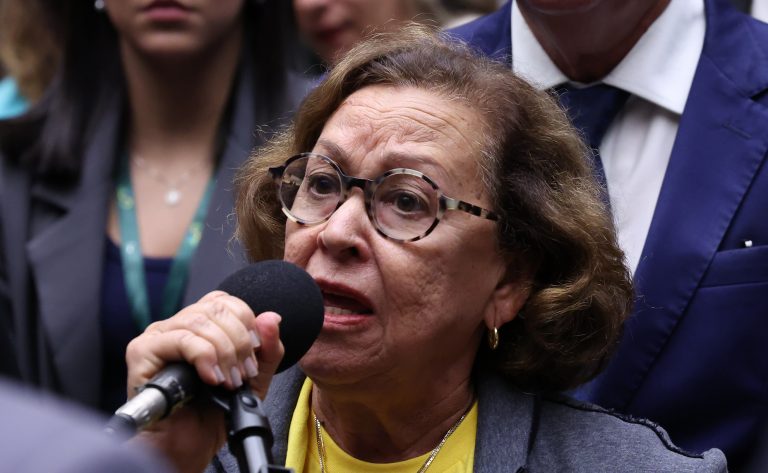 Nova lei destina minuto na Voz do Brasil para divulgar canais de proteção à mulher