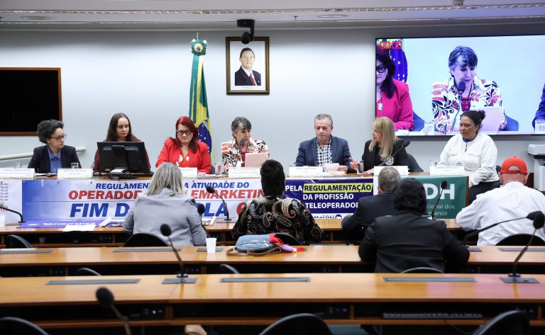 Operadores de telemarketing expõem precarização do trabalho e clamam por regulamentação da profissão