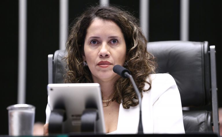 Projeto de lei garante segunda chamada e participação remota para gestantes em concursos públicos