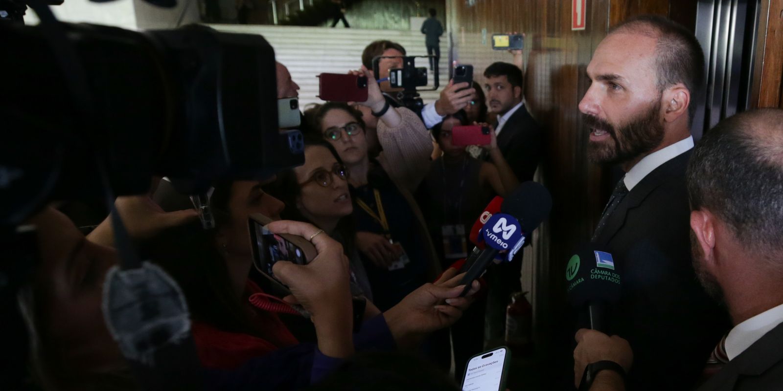 STF impõe inelegibilidade e pena de prisão a Eduardo Bolsonaro