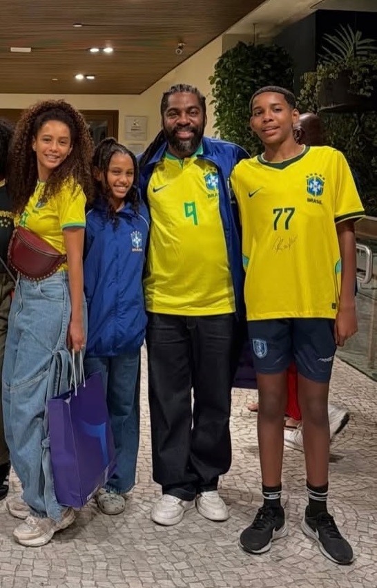 Taís Araújo e Lázaro Ramos: filhos roubam a cena no Maracanã com destaque para a altura do primogênito