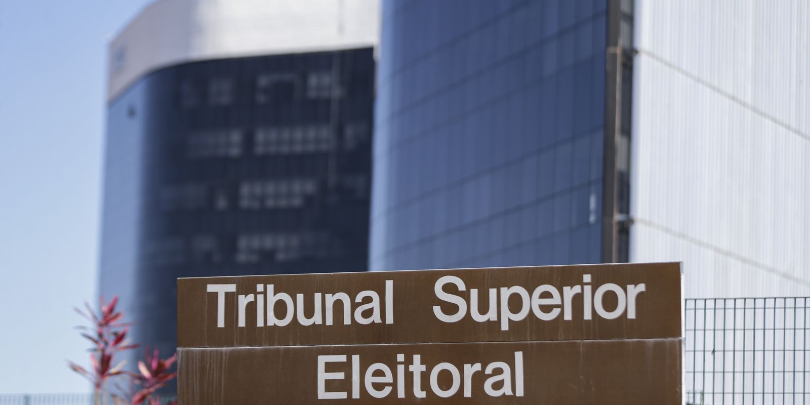 TSE analisa decisão liminar que suspendeu pesquisa sobre Flávio Bolsonaro