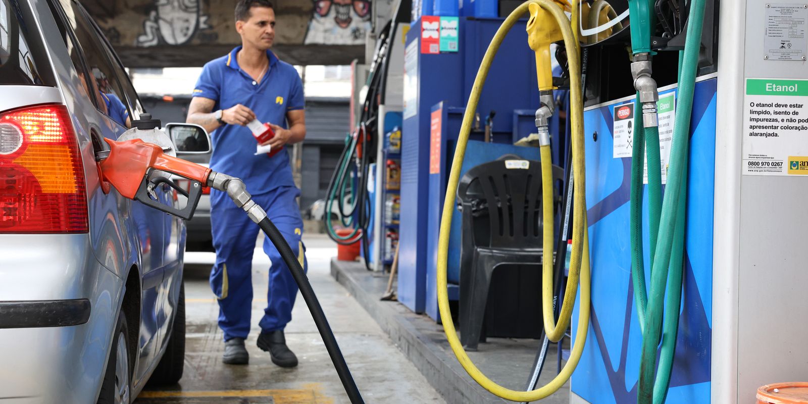Vendas no comércio registram queda de 1,5% em abril, influenciadas por combustíveis