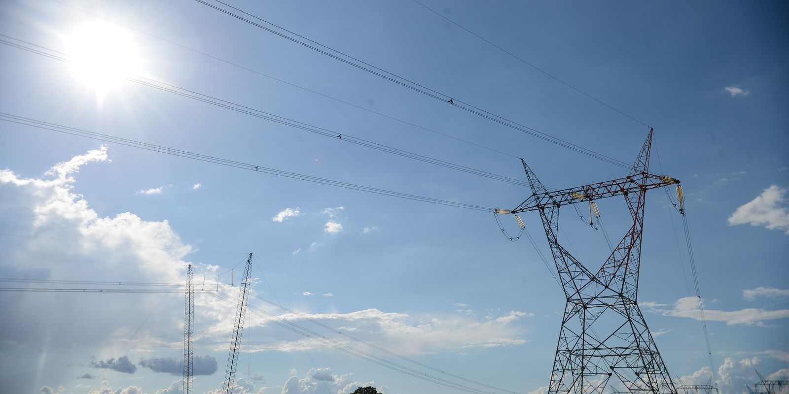 Aneel leiloa quatro lotes de transmissão de energia com expressivo deságio