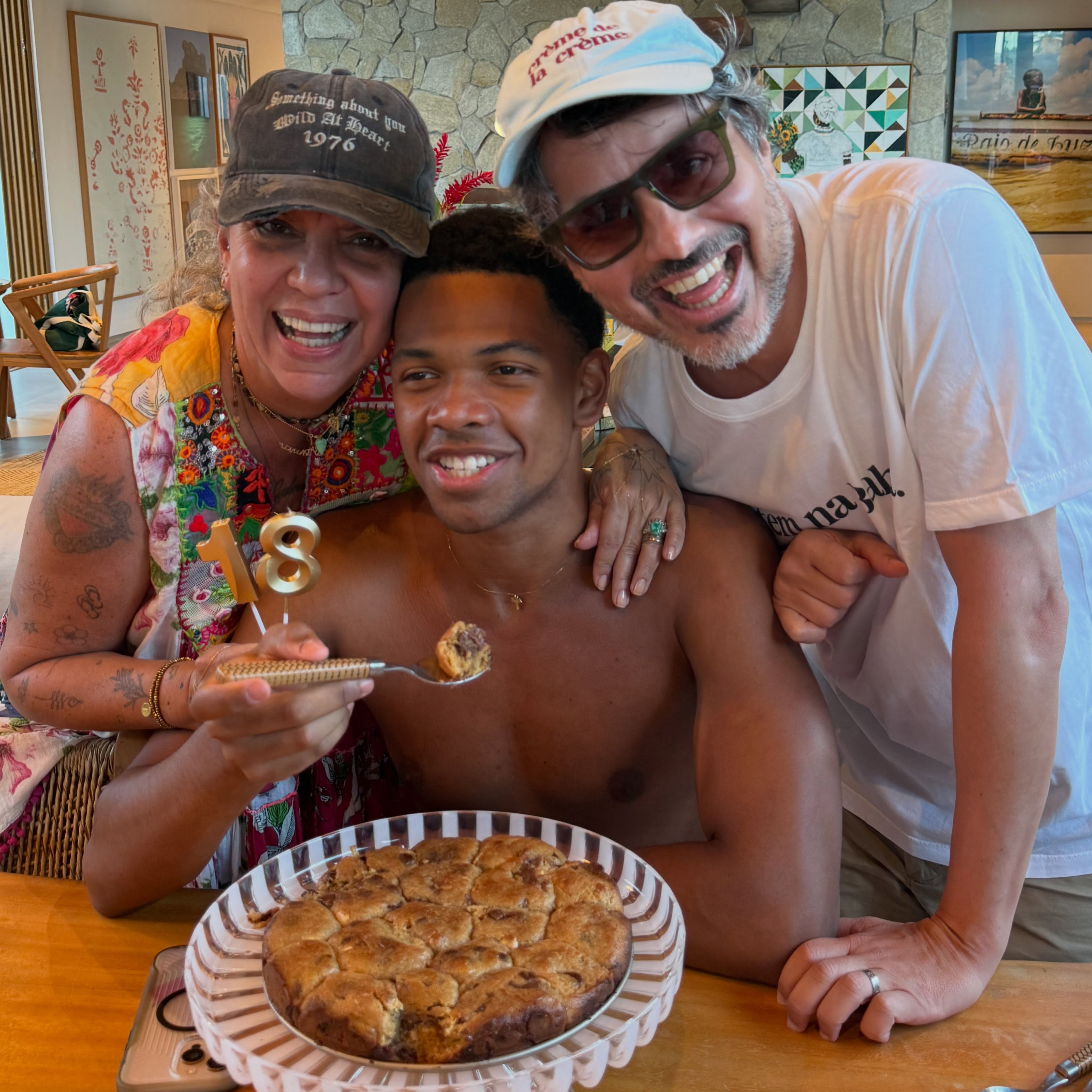 Astrid Fontenelle e Fausto Franco celebram 18 anos do filho Gabriel com declarações emocionantes