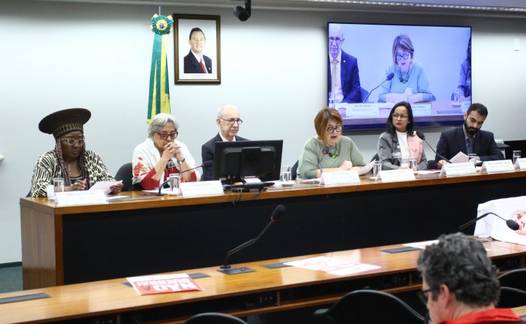 Ativistas condenam deportações em massa nos EUA e cobram acolhimento de migrantes no Brasil