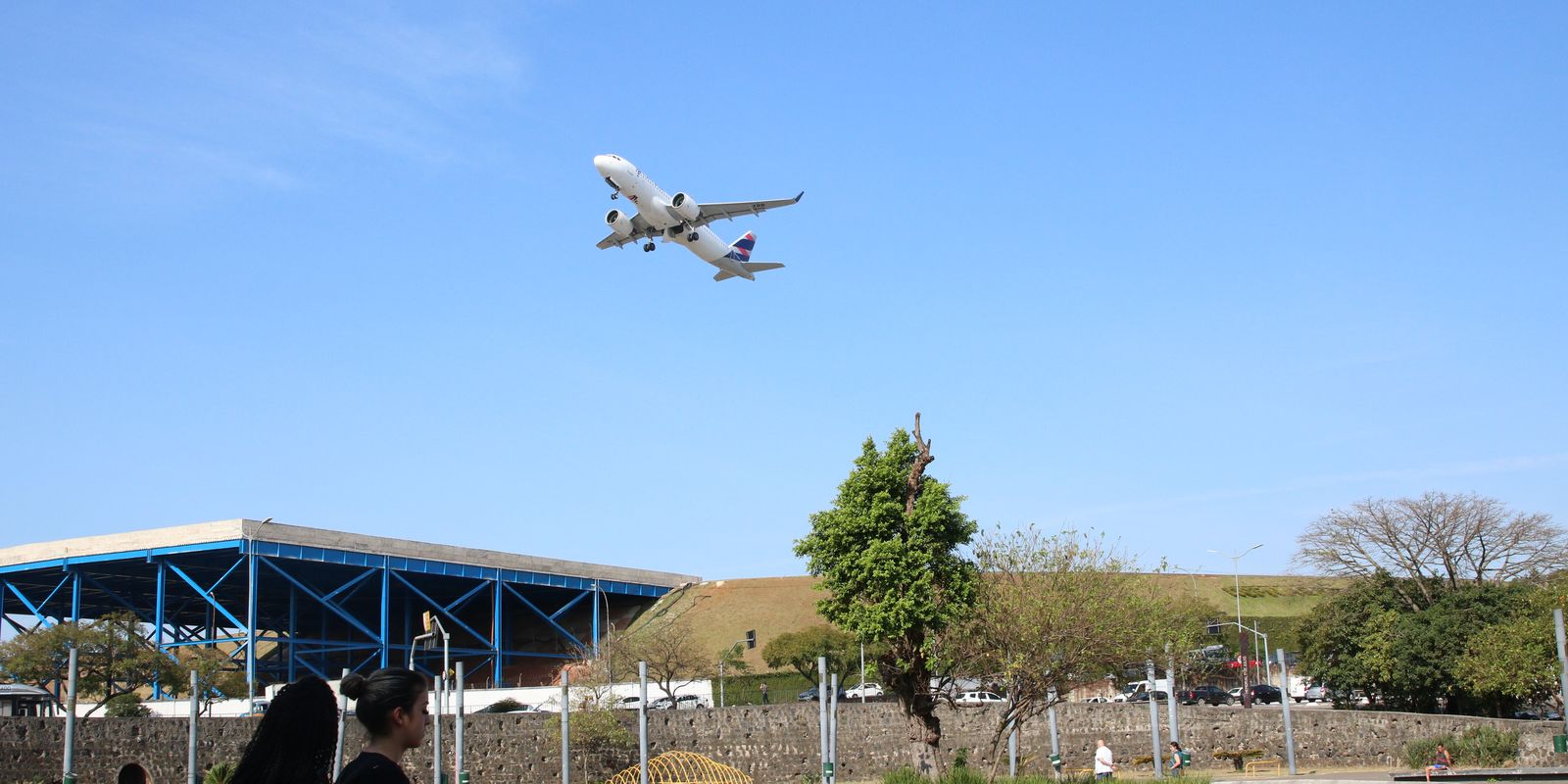 Aeronave da Aerolíneas Argentinas é atingida por drone no Galeão