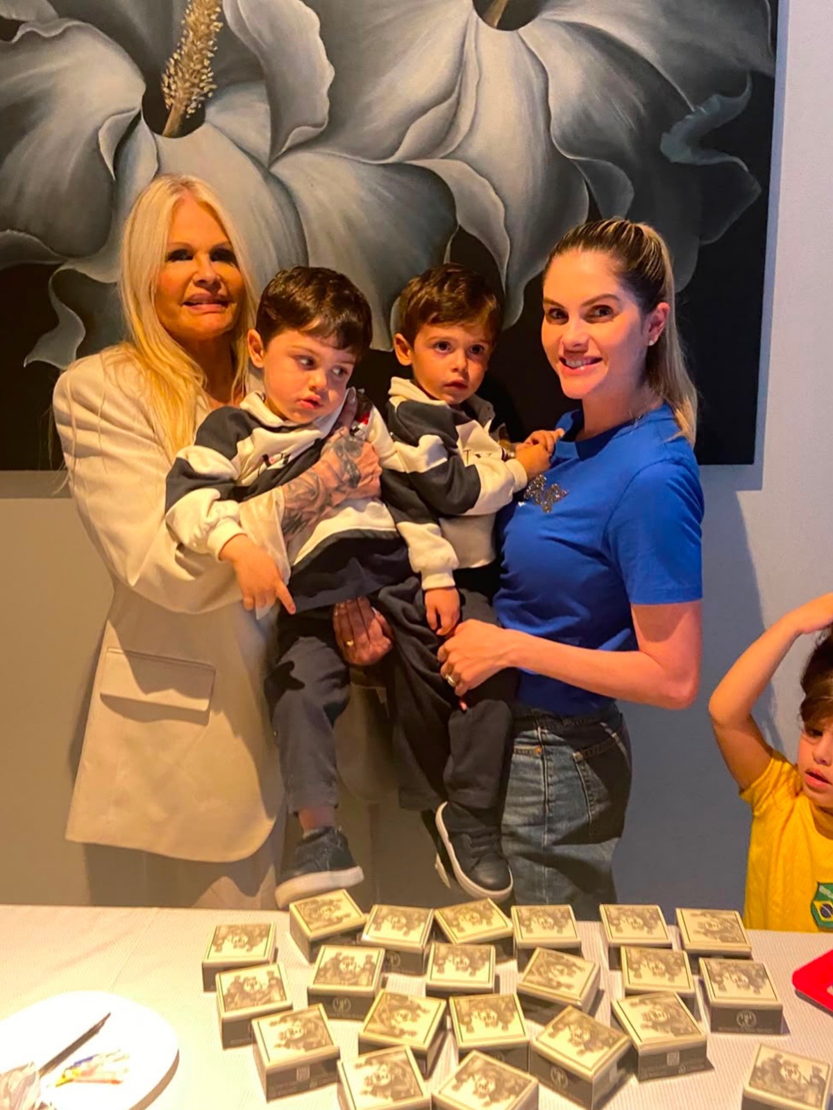 Monique Evans celebra 70 anos em festa íntima com a filha Bárbara Evans e os netos