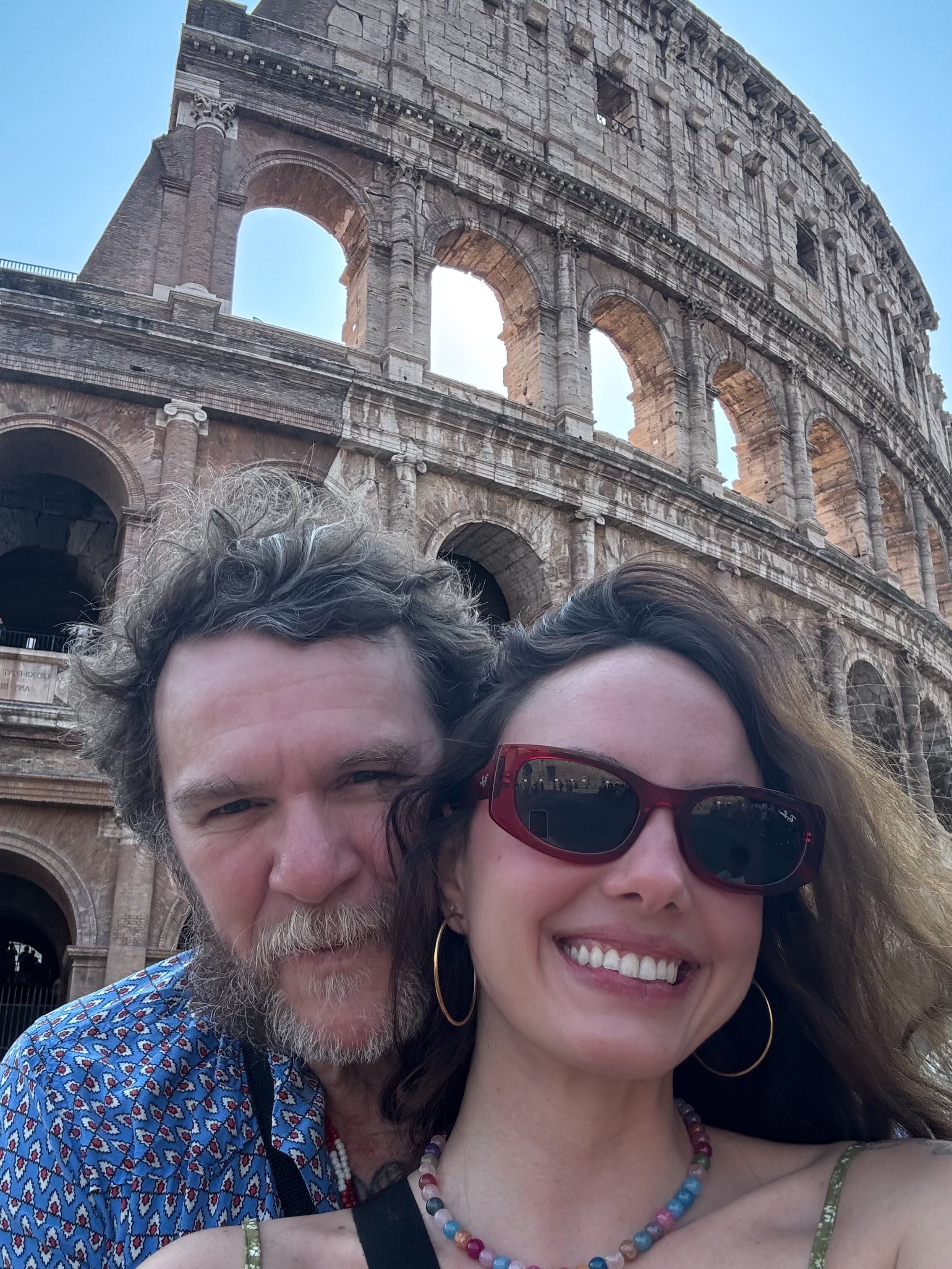 Cantor Otto curte viagem romântica na Itália com a namorada Lavínia Alves