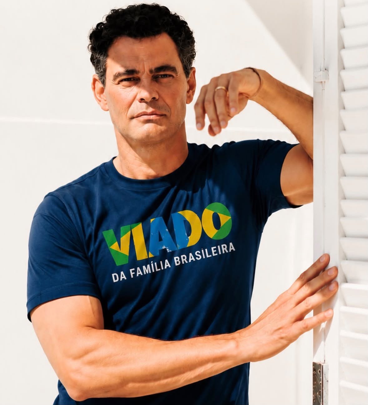 Carmo Dalla Vecchia gera debate nas redes sociais com camiseta sobre a comunidade LGBTQIA+