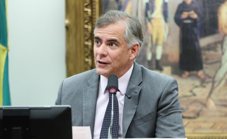CCJ aprova fim da escala 6x1 e redução da maioridade penal no primeiro semestre