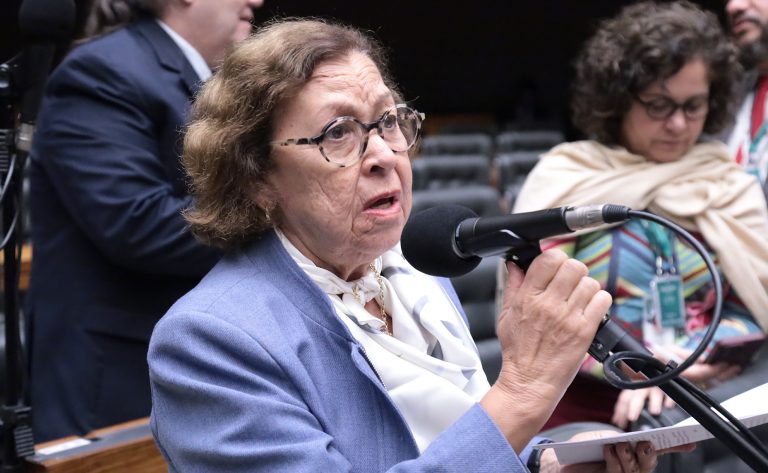 A Câmara dos Deputados aprova canais de atendimento 24 horas para mulheres vítimas de violência doméstica