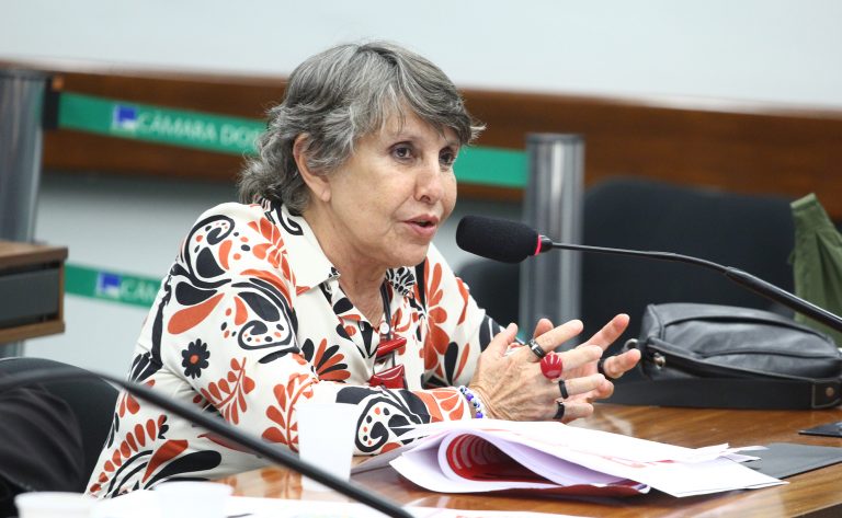 Comissão da Câmara aprova projeto que criminaliza a transfobia