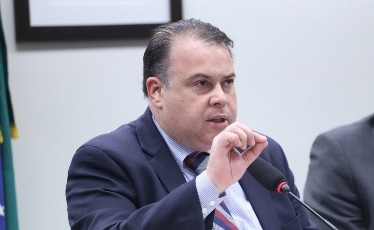 CCJ aprova programa de capacitação digital para idosos