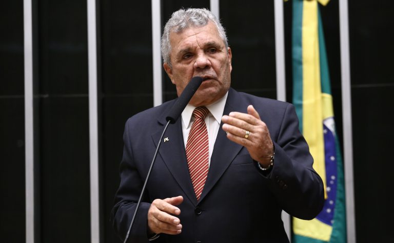 Comissão da Câmara aprova projeto que proíbe armas para quem tem medida protetiva