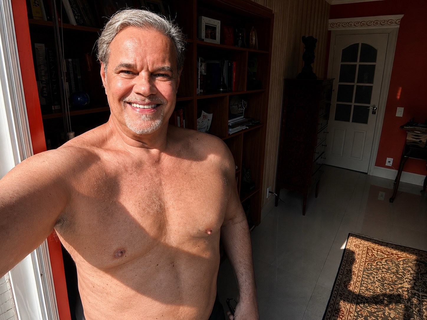 Aos 68 anos, Diogo Vilela surge sem camisa e encanta os fãs no Instagram