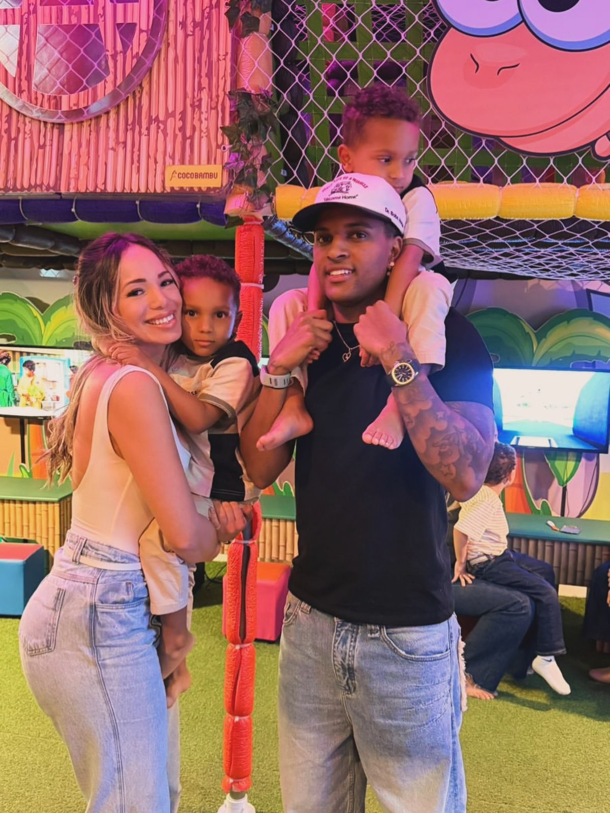 Rodrygo celebra momento em família após eliminação na Copa