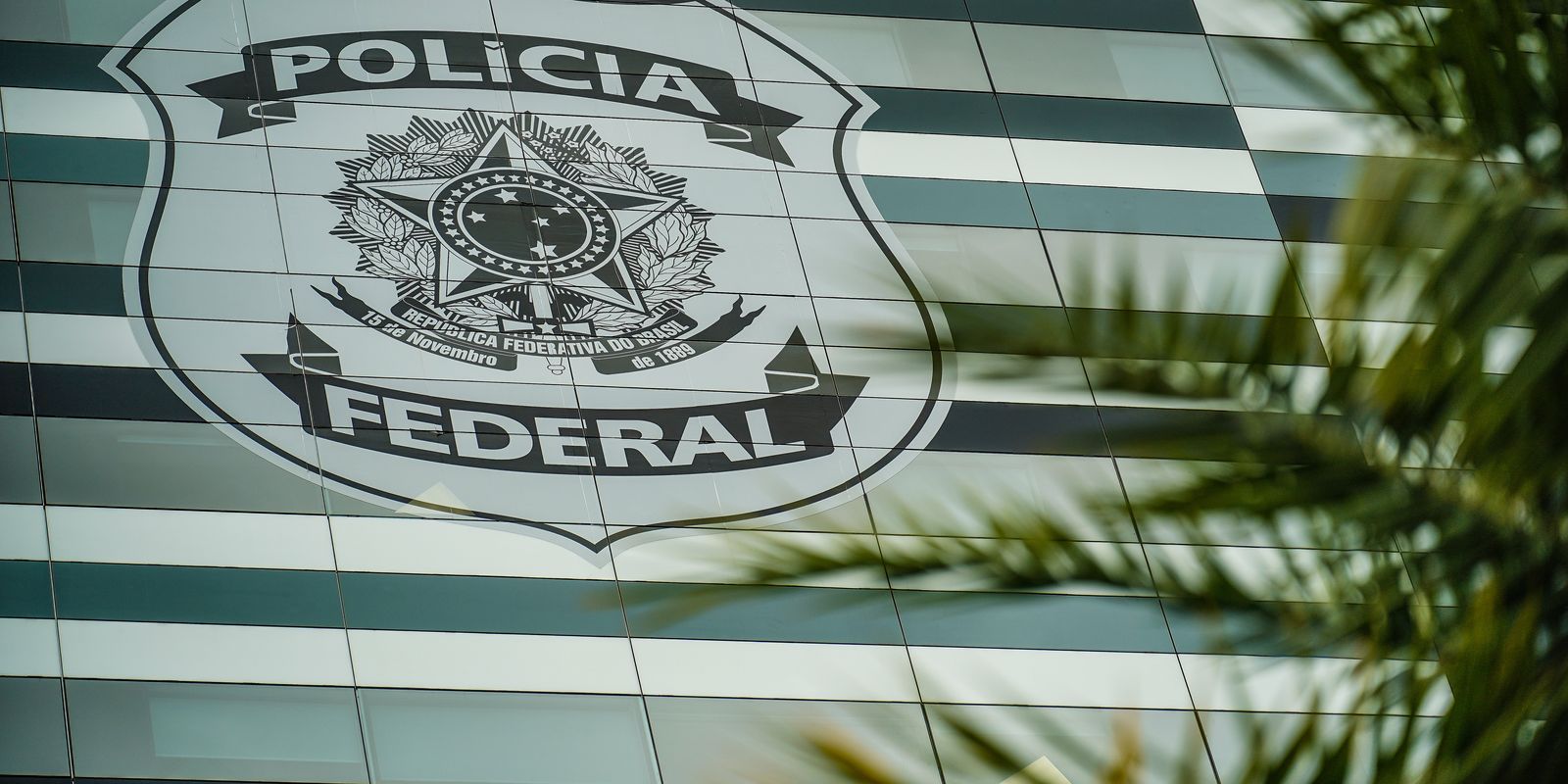 Flávio Bolsonaro nega acusação de calúnia contra Lula em defesa à PF
