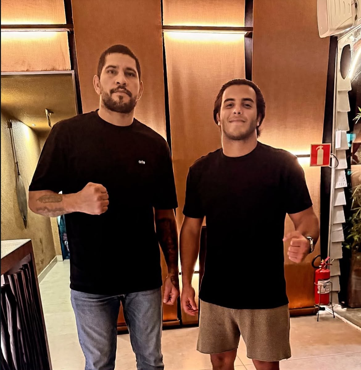 Filho de Ivete Sangalo, Marcelo Sangalo posa com campeão do UFC Alex Poatan