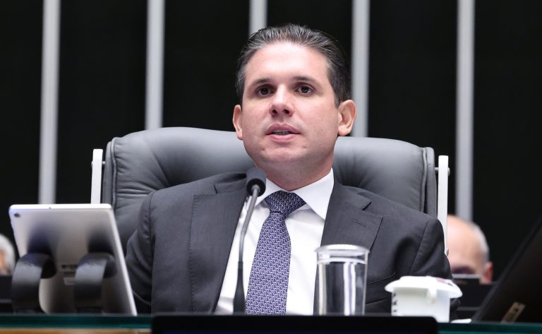 Hugo Motta celebra aprovação de projeto contra violência a mulheres