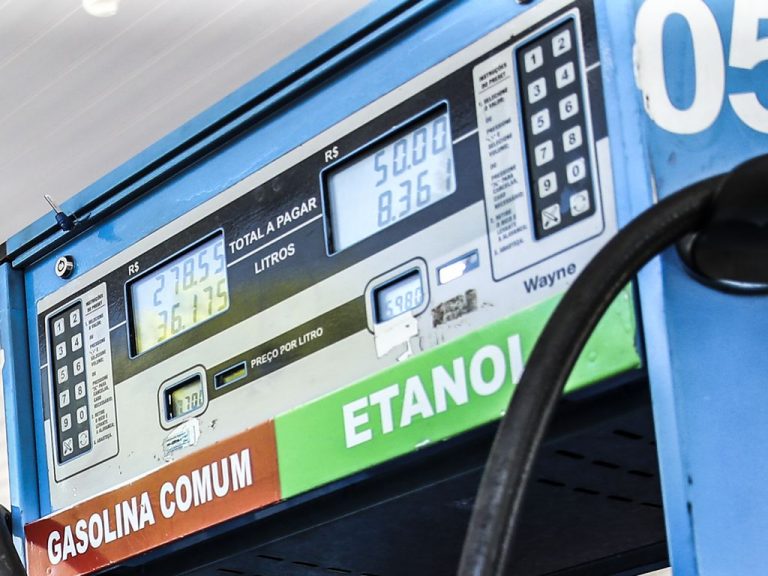 Hugo Motta celebra elevação do percentual de etanol na gasolina
