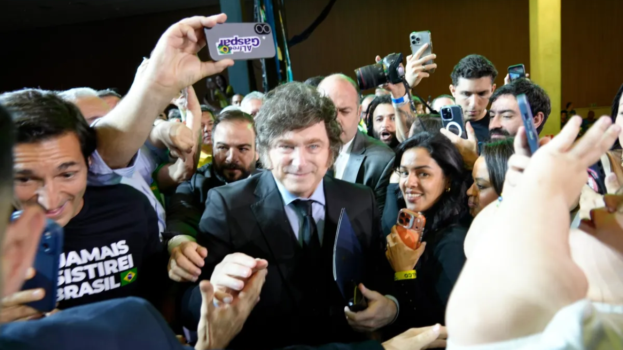 Javier milei chama alexandre de moraes de lixo careca em evento político