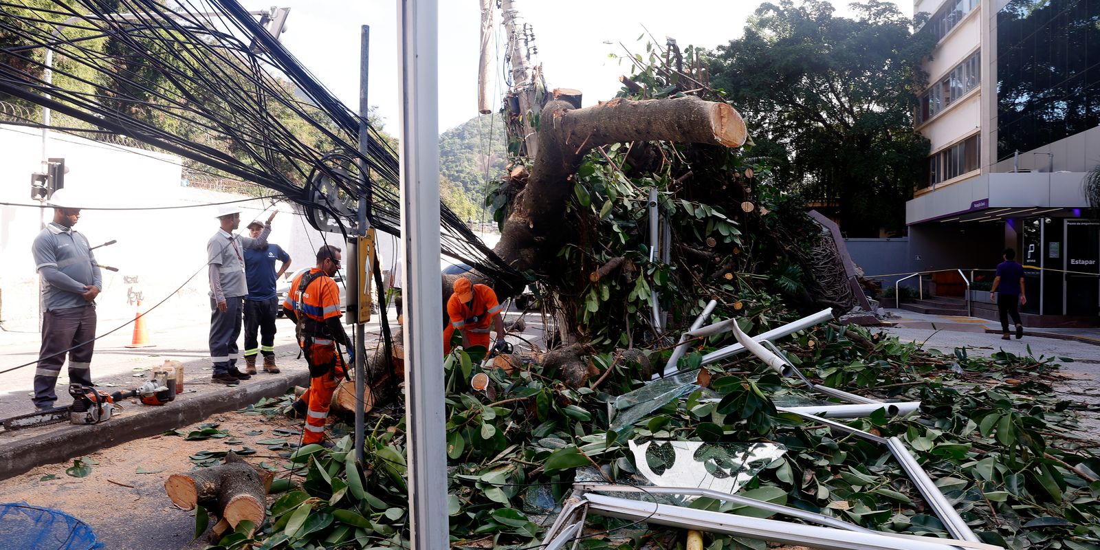 Moradores e turistas acumulam prejuízos após vendaval e falta de energia no Rio
