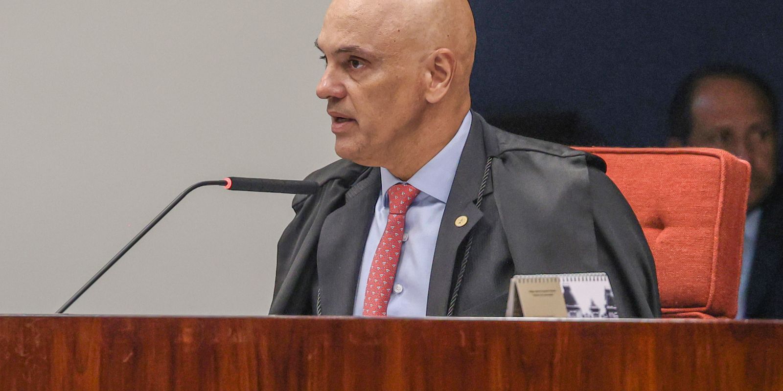 Moraes concede prazo à PGR após ausência em depoimento de Flávio Bolsonaro